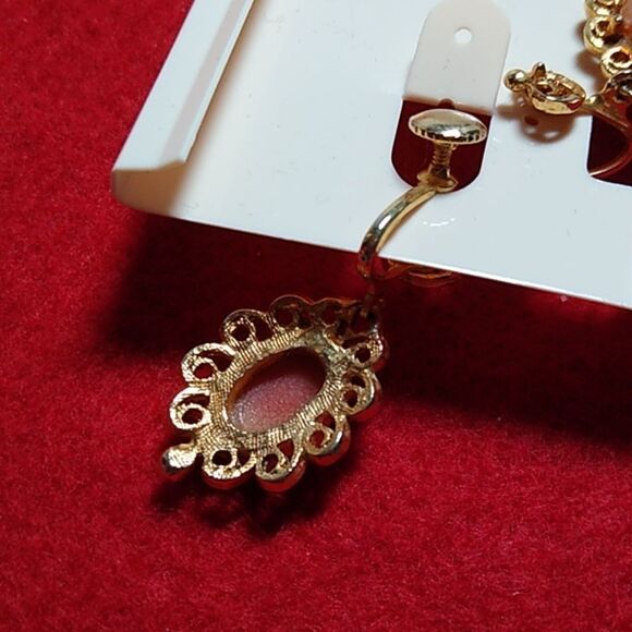 Vintage Cameo Gold Tone Metal Screw Back Dangling Earrings Cottagecore - Picture 6 of 8
